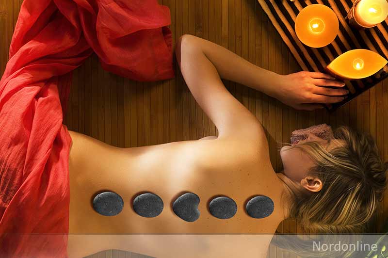 Massage og varme sten – illustrationsfoto
