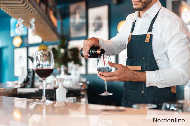 Vin skænkes i et glas – illustrationsfoto