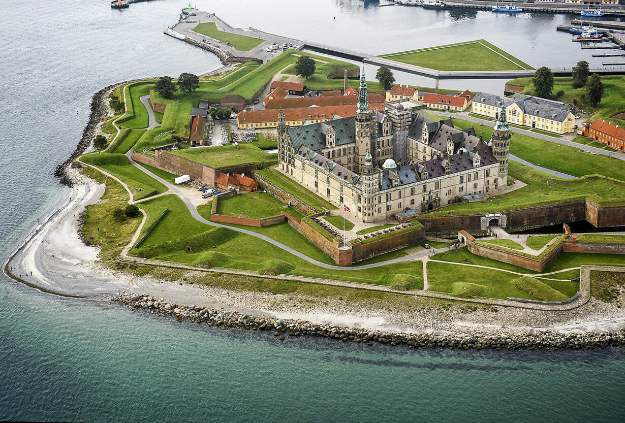 Kronborg Slot og kysten i Helsingør set fra luften