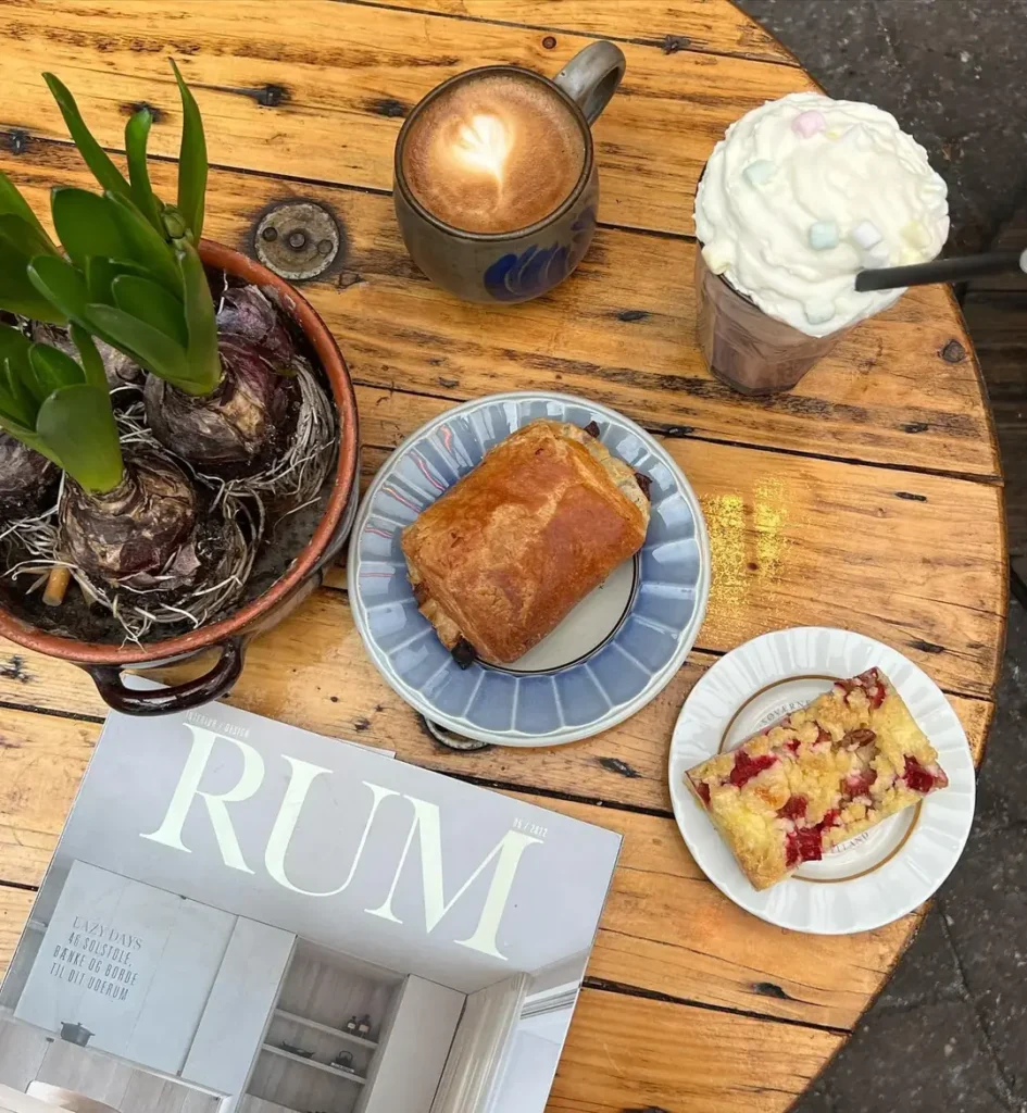 Kaffe, iskaffe og kage hos Lagoni Kaffebar