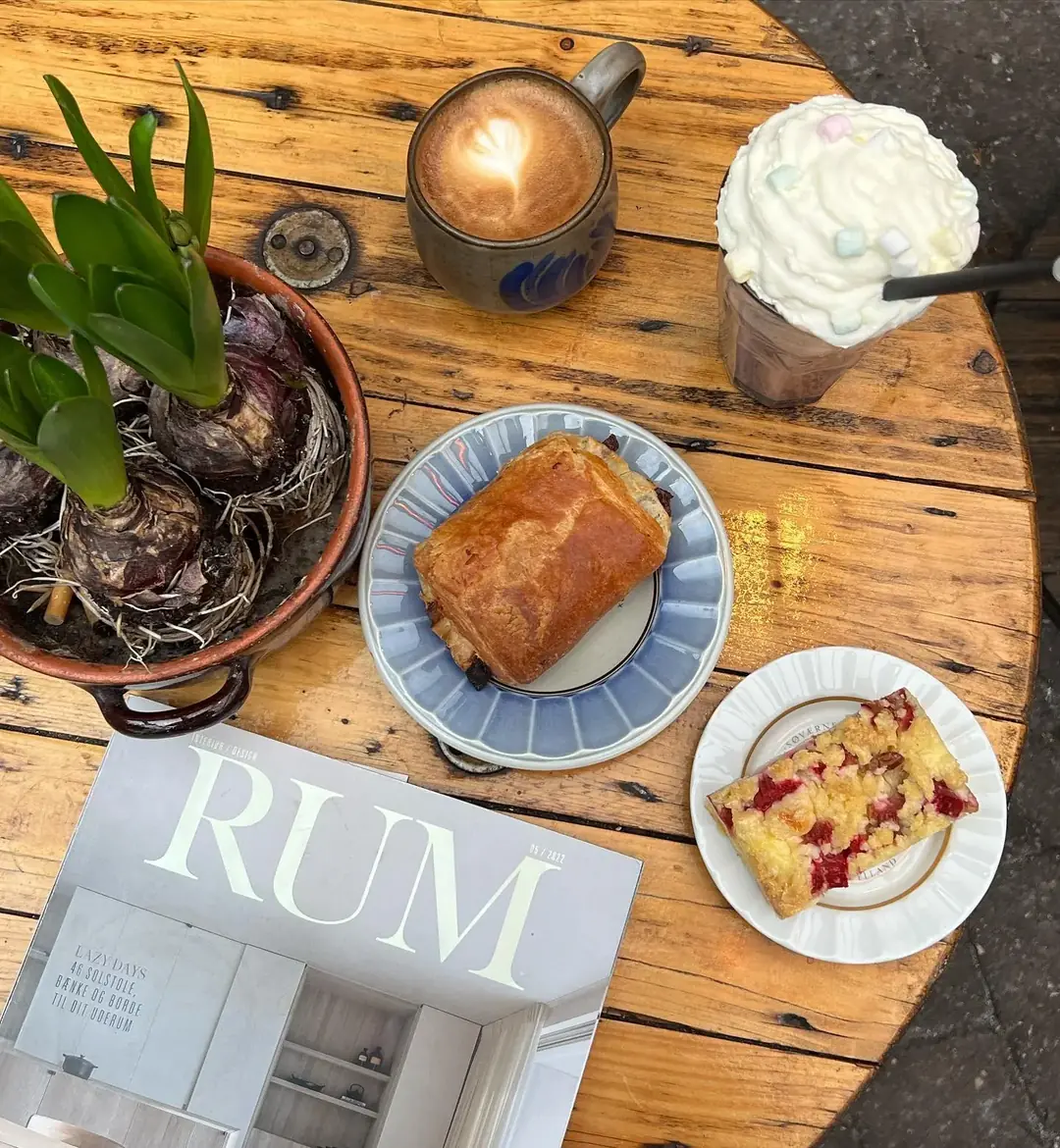 Kaffe, iskaffe og kage hos Lagoni Kaffebar