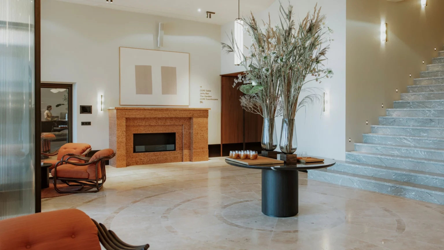 Lobbyen på CORI Hornbæk Hotel med pejs og trappe
