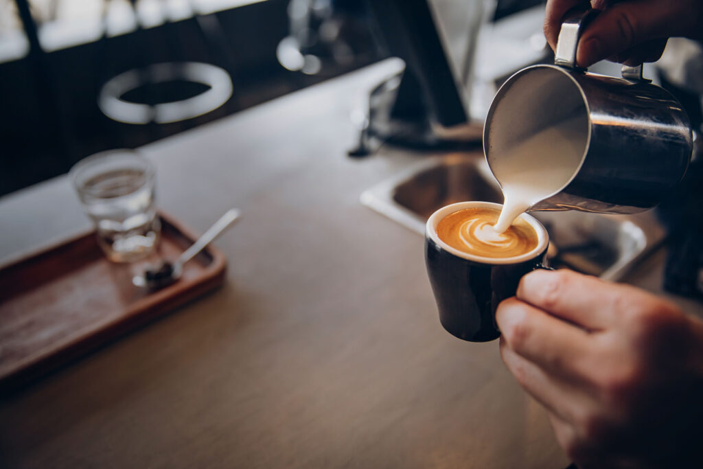 En kop kaffe bliver tilberedt — stemningsbillede fra Albi’s hjemmeside