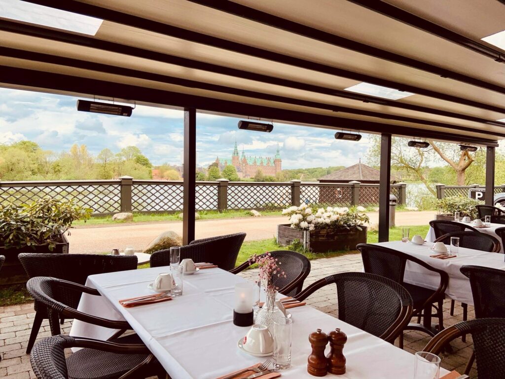 Café KiKs terrasse med udsigt mod Frederiksborg Slot