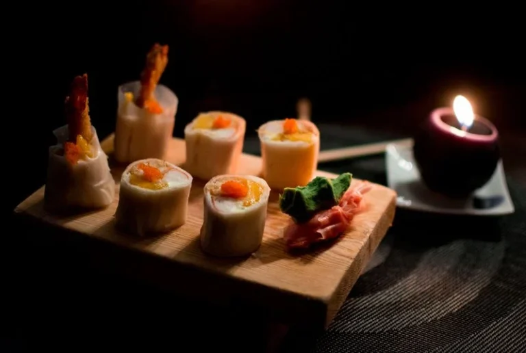 Japansk inspireret mad anrettet på tallerkener