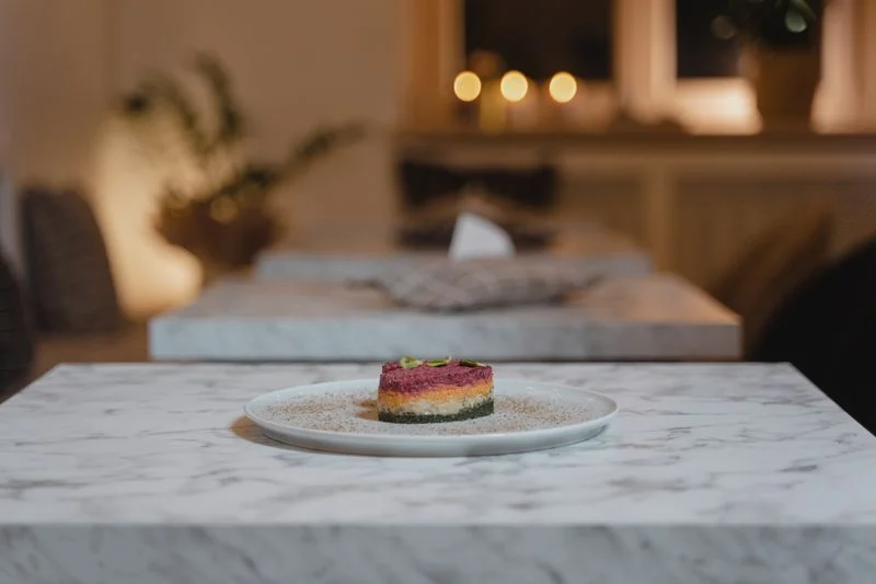 Kreativ madanretning med farverige råvarer på en tallerken
