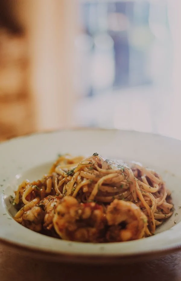 Pasta med sauce og garniture på en tallerken