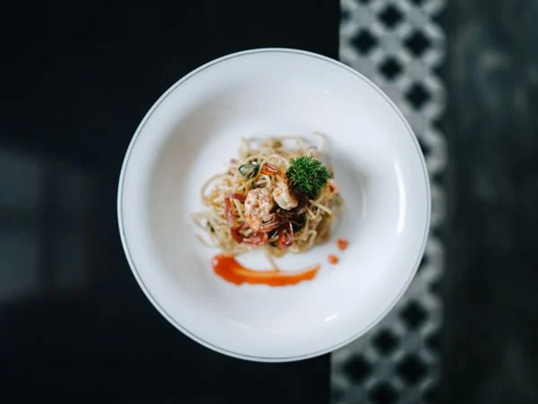 Pasta med sauce og garniture på en tallerken