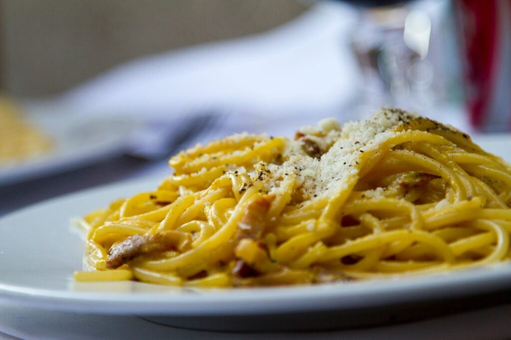 Pasta carbonara med revet ost på en tallerken