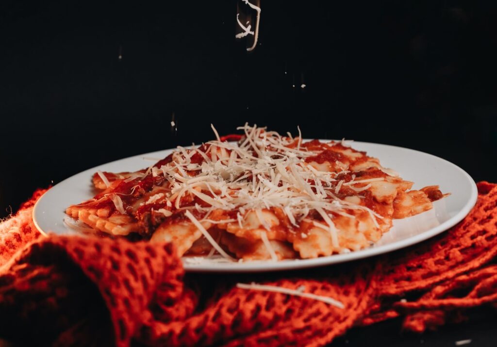 Pastaret med tomatsauce og revet ost på en tallerken