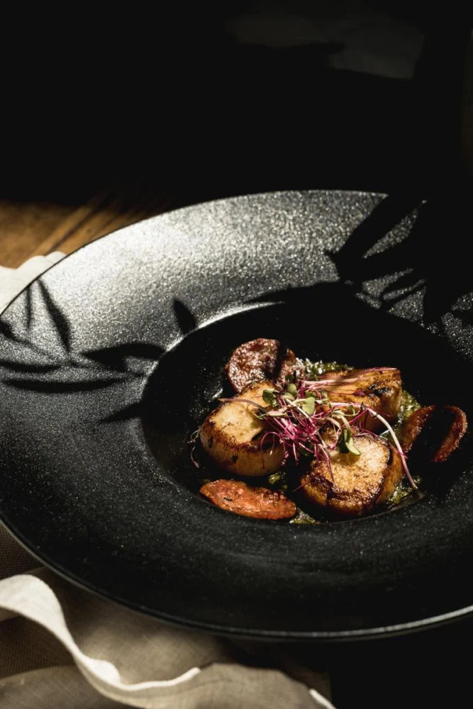 Fisk eller skaldyr anrettet med sauce og grønt