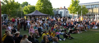 Publikum til udendørs arrangement ved Klaverfabrikken