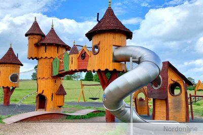 Trætårne, hængebro og rørformet rutsjebane på Adventure Playground i Hørsholm