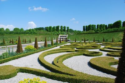 Klippede hække og blomster i Barokhaven ved Frederiksborg Slot