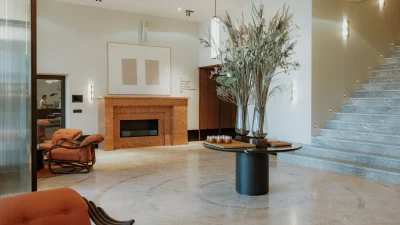 Lobbyen på CORI Hornbæk Hotel med pejs og trappe
