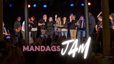Musikere og sangere på scenen ved Mandagsjam