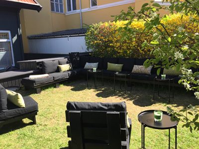 Café Floras grønne gårdhave med siddepladser