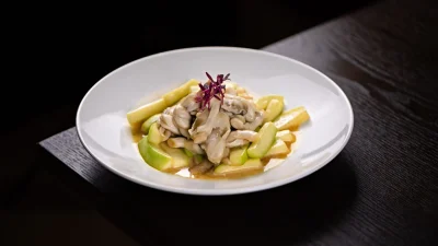Skaldyr og grønne grøntsager i en restaurantanretning