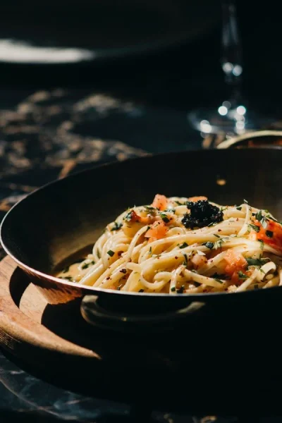 Pasta med sauce og garniture på en tallerken