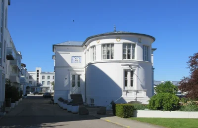 Villa Rex ved Kurhotel Skodsborg med buet facade i solskin