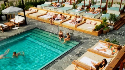 Spaophold på Marienlyst Strandhotel: poolterrasse med turkis vand og solsenge