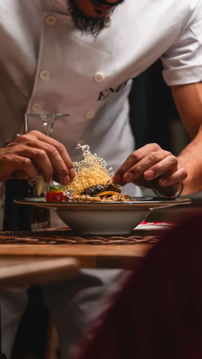 Kok lægger de sidste detaljer på en gourmetanretning