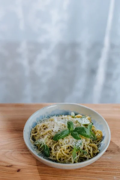 Pasta med sauce og garniture på en tallerken