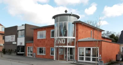 Skibby Kino med orange facade og rundt glastårn