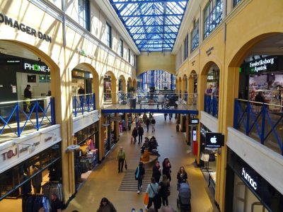 Butikker og besøgende under glastaget i SlotsArkaderne i Hillerød