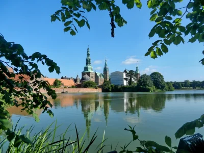 Frederiksborg Slot og Slotssøen set fra Posen i solskin – områdebillede fra 2012