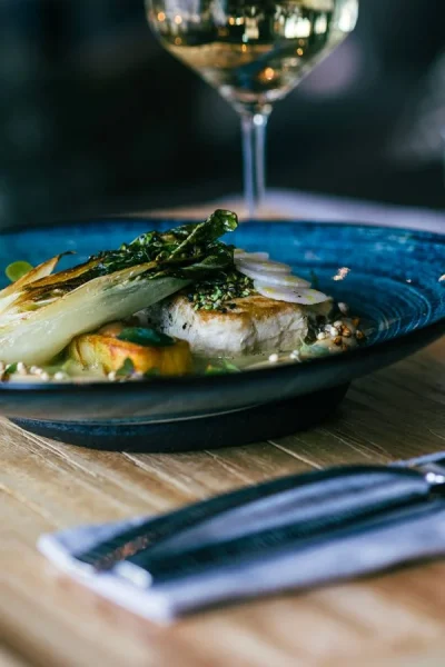 Fisk eller skaldyr anrettet med sauce og grønt