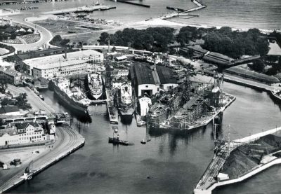 Historisk luftfoto af Helsingør Værft med haller og skibe i 1938