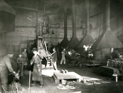 Værftsarbejdere i Helsingør Værfts smedje i 1928