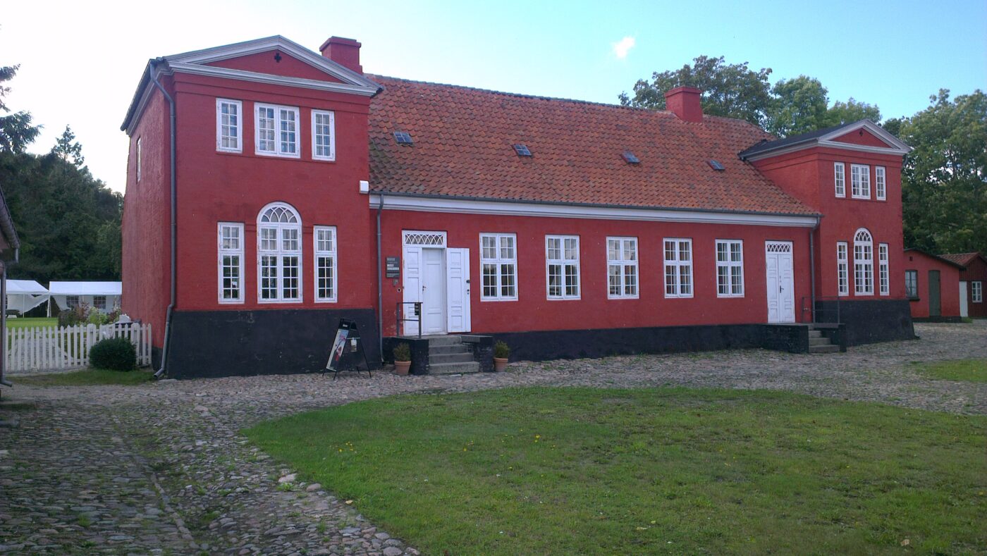 Færgegårdens røde museumsbygning med hvide vinduer ved Jægerspris