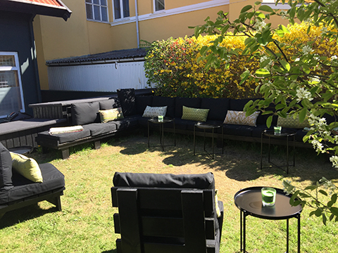 Café Floras grønne gårdhave med siddepladser