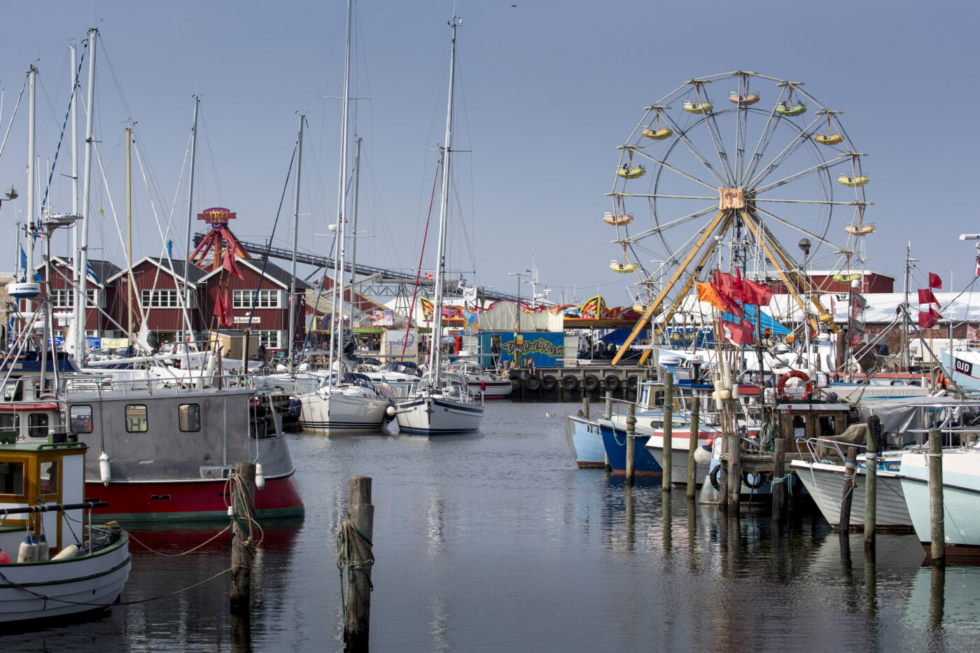 Fiskebåde og lystbåde i Gilleleje Havn under et havnearrangement