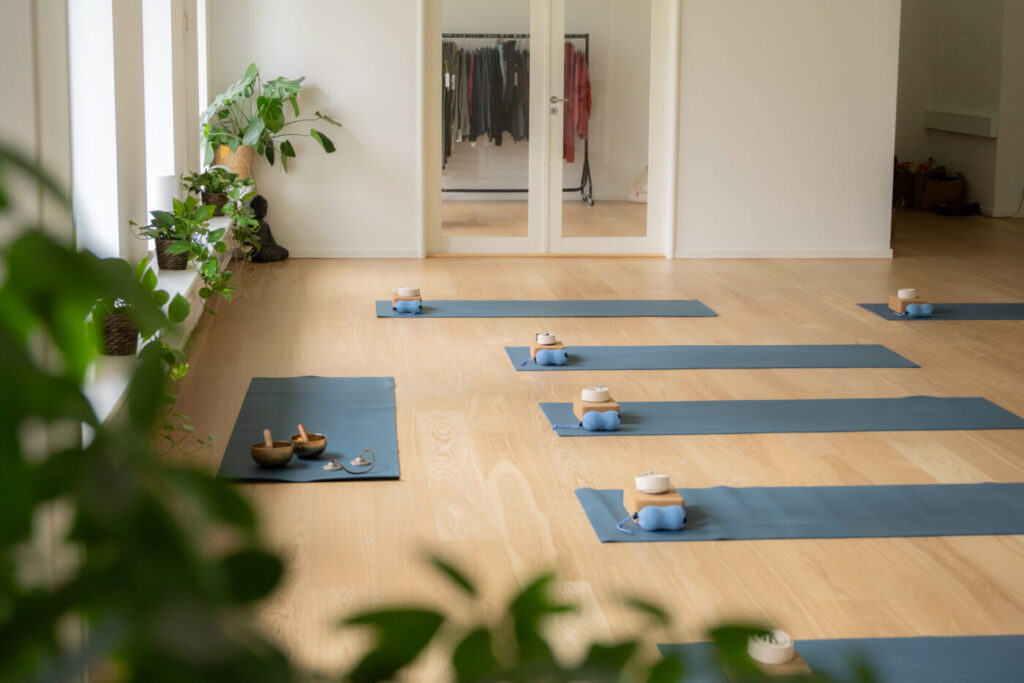 Træningslokale hos Grow Yoga i Nivå