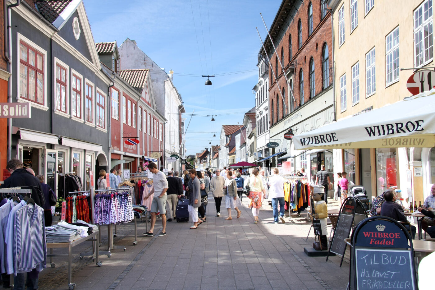 Mennesker går mellem historiske facader og butikker på Stengade i Helsingør