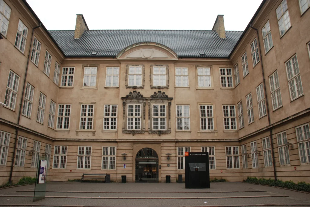 Indgangen til Nationalmuseet i Prinsens Palæ i København