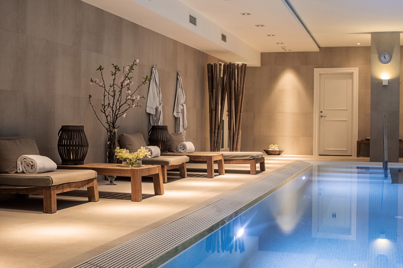 Blåt bassin og liggestole i wellnessområdet på Kokkedal Slot Copenhagen