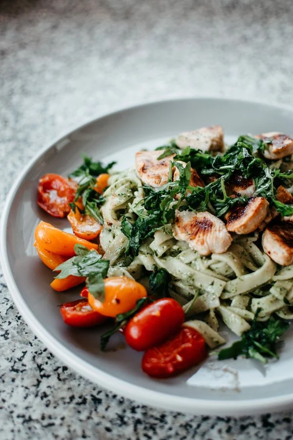 Pasta med sauce og garniture på en tallerken