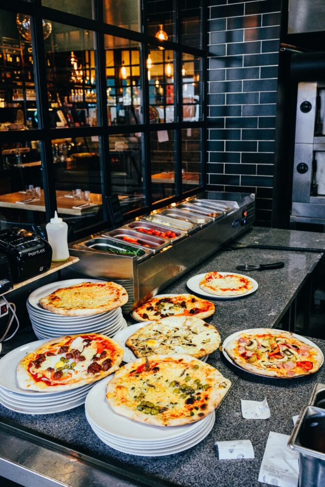 Friskbagte pizzaer med forskellige toppings på tallerkener