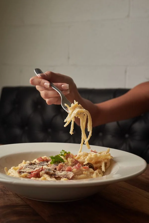 Pasta med sauce og garniture på en tallerken