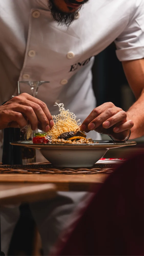 Kok lægger de sidste detaljer på en gourmetanretning