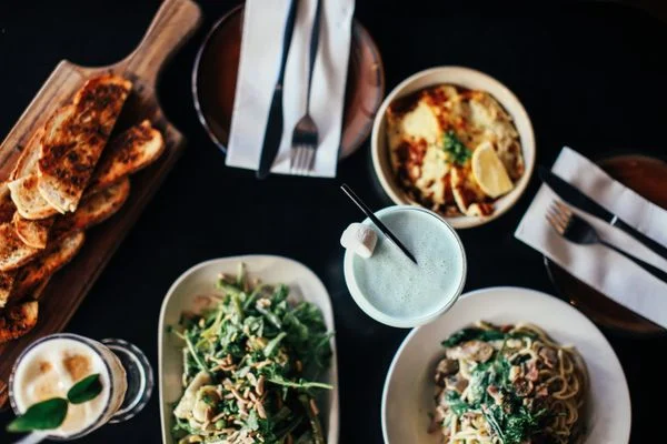 Pasta med sauce og garniture på en tallerken