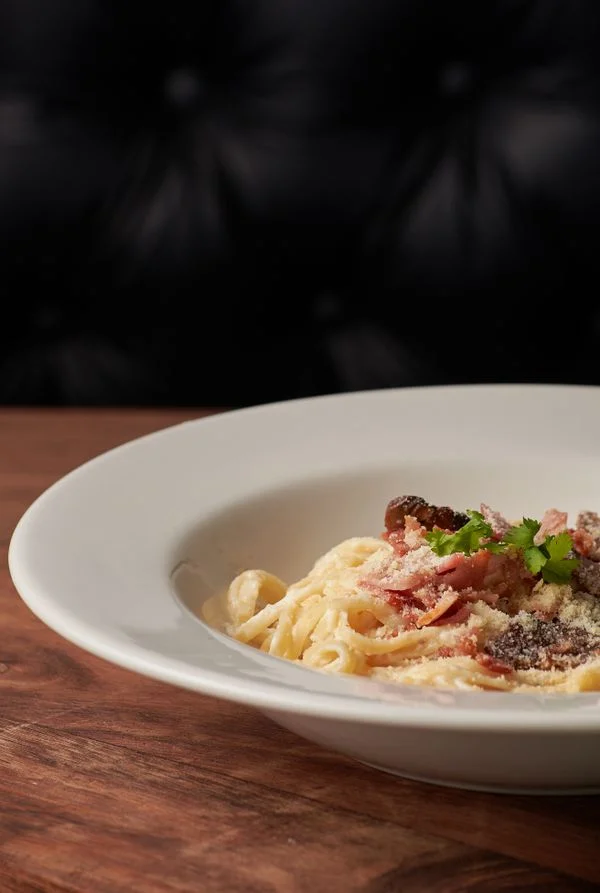 Pasta med sauce og garniture på en tallerken