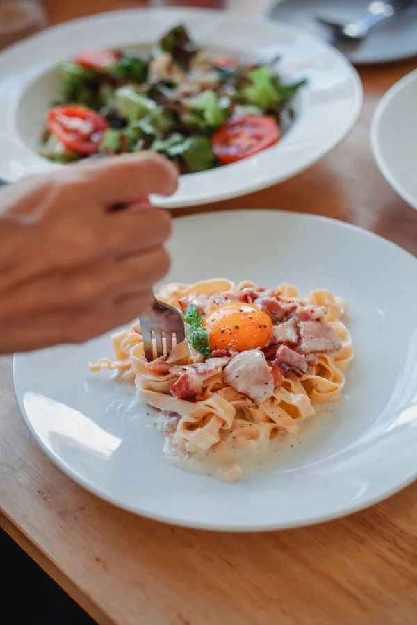 Pasta med sauce og garniture på en tallerken