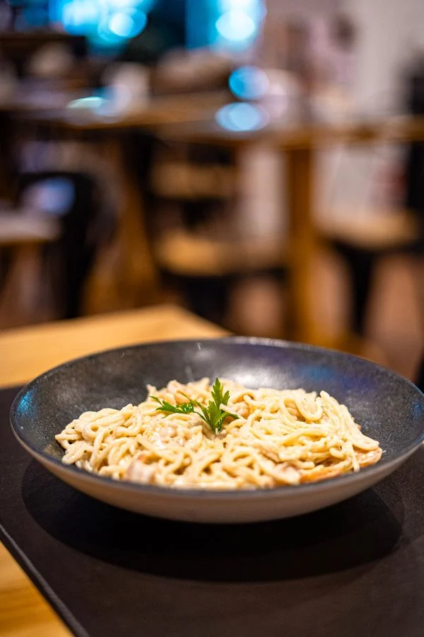 Pasta med sauce og garniture på en tallerken