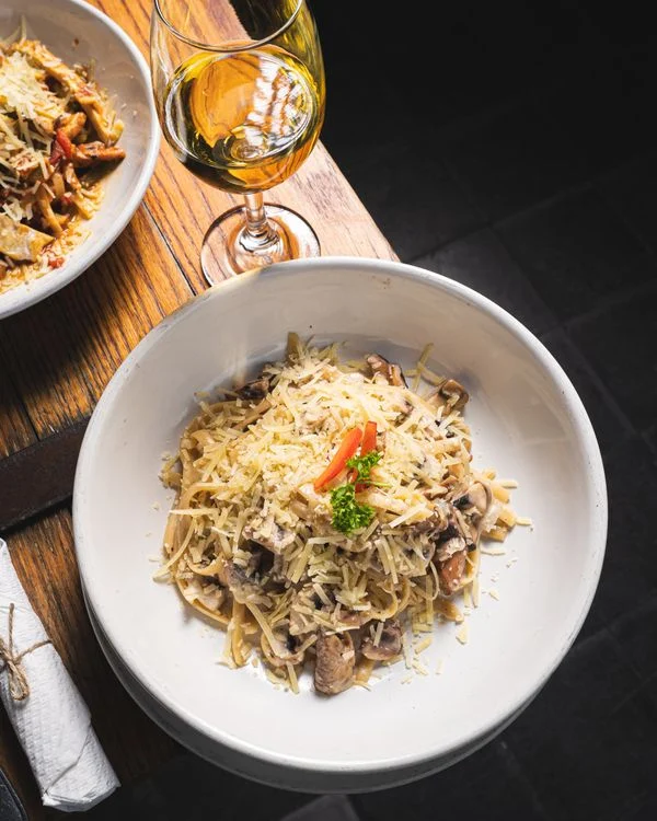 Pasta med sauce og garniture på en tallerken