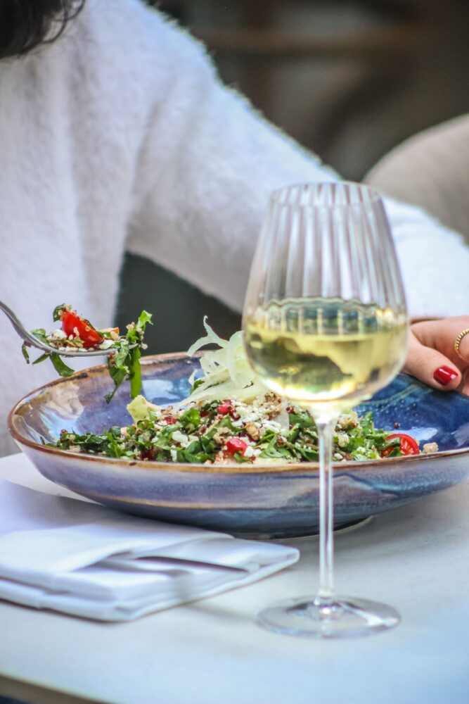 En gæst spiser en frokostret ved et restaurantbord